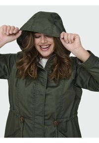 Olivgrüne Kapuzenjacke mit tailliertem Schnitt, Reißverschluss vorne und zwei Kordelzügen. Sie zeichnet sich durch ein glattes, strukturiertes Gewebe und ein lässiges Design aus.