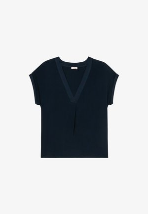 Blusa azul marino de mangas cortas con escote en V y un sutil detalle de pliegues en el frente. Diseño simple y elegante.