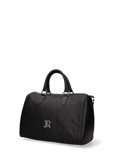 Sac de voyage en cuir noir avec double poignée, fermeture éclair argentée et logo "JR" argenté sur le devant, incliné sur un fond blanc.