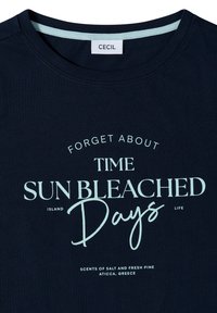 Chemise bleu marine avec texte bleu clair : Oubliez le temps, les jours décolorés par le soleil, la vie insulaire, les senteurs de sel et de pin frais, Attique Grèce.