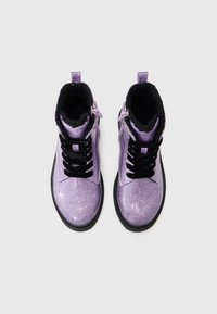 Bottes de cheville pailletées violettes avec lacets noirs et doublure en fausse fourrure. Comprend une fermeture éclair sur un côté et une semelle texturée noire.