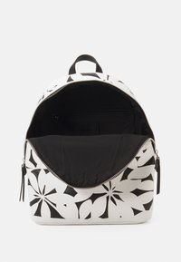 Schwarz-weißer Rucksack mit floralem Design, Reißverschlussverschluss und einem geräumigen Innenraum mit schwarzem Futter sowie einer kleinen Reißverschlusstasche.