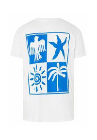 T-shirt blanc avec un graphisme bleu de quatre carrés représentant un oiseau, une étoile de mer, un soleil avec une spirale et un palmier.