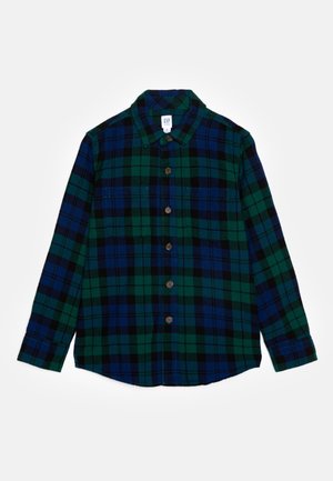 Koszula z długim rękawem na guziki, z zielono-niebiesko-czarną kratkę i dwoma kieszeniami na piersi, ułożona na płasko na białym tle.