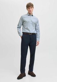 Camicia a righe blu chiare e bianche con bottoni, pantaloni blu navy, cintura marrone e scarpe marroni. Tessuto morbido con vestibilità regolare e design con colletto.