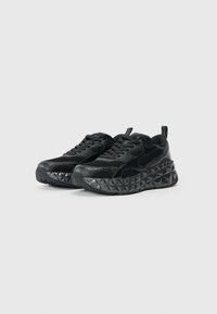 Schwarze Sneakers mit einem strukturierten Mesh-Obermaterial, knuffiger geometrischer Sohle und gepolstertem Kragen. Verfügt über ein Schnürdesign und eine Schlaufe für einen bequemen Tragekomfort.