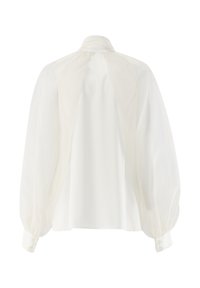 Blusa bianca con colletto alto, maniche lunghe a sbuffo e una texture liscia e trasparente. Presenta chiusure con bottoni ai polsini e sul retro.