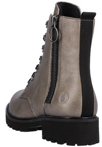 Stivale alla caviglia in pelle grigia con superficie testurizzata, zip laterale e pannello elastico nero. Presenta una suola nera chunky e lacci decorativi.