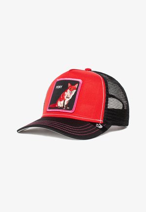 Gorra roja con paneles de malla negra, que presenta un gráfico de un zorro en un parche cuadrado con la palabra "FOXY" encima de la imagen. Visera curvada con costuras en contraste.