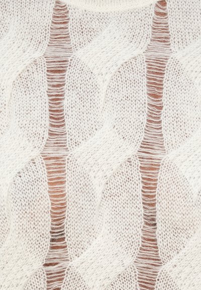 Lys hvid striktrøje med et gennemsigtigt, struktureret mønster med bølgede linjer og mellemrum, der fremviser blødt, fluffy garn.