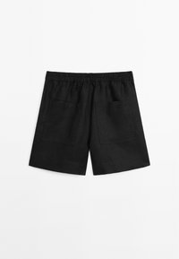 Zwarte linnen shorts met een elastische tailleband, voorzien van twee grote achterzakken en een losse pasvorm. Soepele textuur met een verfijnde afwerking.