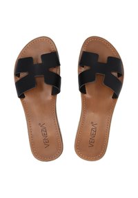 Schwarze Rutschsandalen mit einem Kreuzriemen-Design, ausgestattet mit einem glatten Lederoberteil und einem tanfarbenen Synthetikfußbett mit genähten Details.