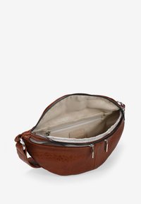 Bolso de mano de cuero marrón con un acabado texturizado, cuenta con una abertura con cremallera, un interior forrado de tela y un pequeño bolsillo con cremallera en su interior.