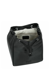 Bolso de cubo de cuero negro con un acabado texturizado, cierre de cordón y un interior de color claro. Presenta ojales metálicos y marca.