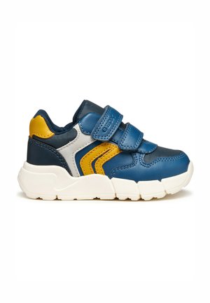 Basket de sport bleue et jaune avec une tige en cuir texturé, deux bandes velcro et une semelle en caoutchouc blanche épaisse. Éléments gris en accents.