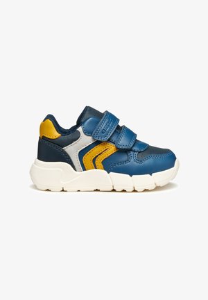 Sneaker atletico blu e giallo con tomaia in pelle texture, due cinturini in velcro e una chunky suola in gomma bianca. Presenta dettagli grigi.