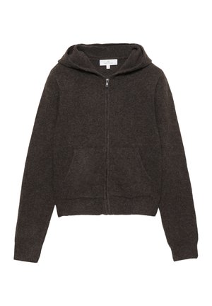 Hnedá mikina na zips s mäkkou textúrou, dlhými rukávmi, priestrannou kapucňou a dvomi prednými vreckami. Jednoduchý, klasický dizajn.