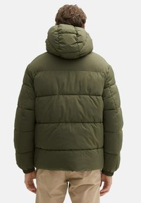 Zielona kurtka puchowa z kapturem, z pikowanymi sekcjami, elastycznymi ściągaczami i gładką fakturą. Widok z tyłu ukazuje wyściełany design.