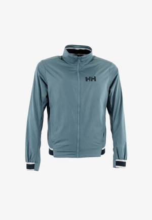 Giacca leggera blu con colletto alto, zip frontale a tutta lunghezza e logo nero. Presenta polsini elasticizzati e dettagli a righe sull'orlo.