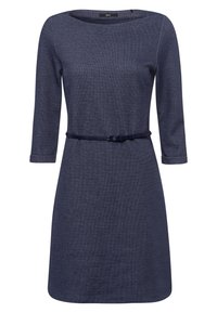 Námořnická modrá, šaty po kolena s třetími čtvrtinami rukávy, kulatým výstřihem a odpovídajícím páskem v pase; texturovaný detail látky.