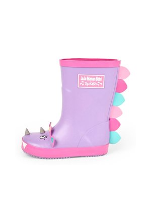 Botte de pluie en caoutchouc violet avec une semelle et des accents roses, présentant un design de visage avec des pointes et une queue colorée. Marquage notable visible.