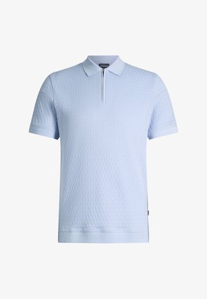 Polo azzurro chiaro a maniche corte con coste verticali strutturate e cerniera frontale sotto il colletto.
