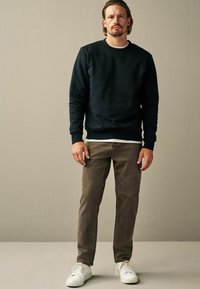 Next REGULAR FIT OVERDYED - Jean droit - brown