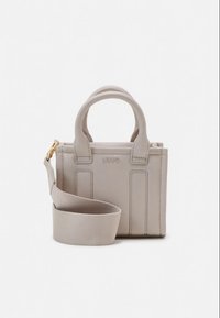 Beige skinnveske med to håndtak øverst, vertikale sømdetaljer og avtakbar skulderrem. Accent i gullfarget metall.