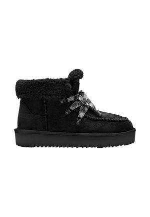Bottine d'hiver noire avec semelle épaisse, col en fausse fourrure et lacets à motif à carreaux noués en nœud sur le côté.