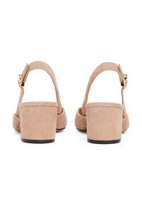 Nude semišové slingback podpatky s zakulacenou špicí, blokovým podpatkem a dekorativní zlatou sponou na pásku. Hladká textura, minimalistický design.