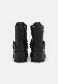 Buffalo LION MID CHAIN - Stivaletti con plateau - black