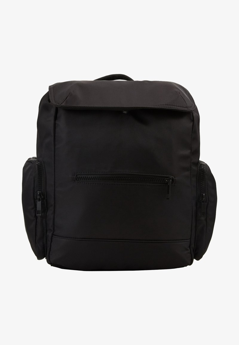 Sac à dos rectangulaire noir avec rabat frontal, une poche zippée horizontale et deux poches latérales zippées sur fond blanc.