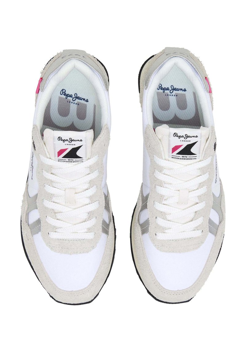 Sneakers bianchi con dettagli in suede grigio, lacci rotondi e suole in gomma. Presentano una linguetta con marchio e un logo laterale in rosa e nero.