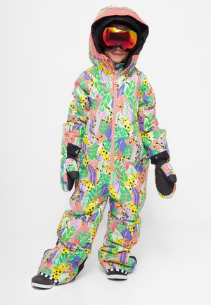 Tuta invernale colorata e imbottita di rosa, verde e viola con motivi tropicali, dotata di cappuccio e guanti neri, progettata per bambini.