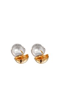 Silberne und goldene Ohrringe mit einem Halbmond-Design. Silberner Hintergrund mit goldenen Akzenten; gestempelt mit „925“ zur Qualitätssicherung.