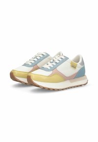 Chaussures de sport à tige en mesh blanc avec des accents bleus, roses et jaunes, dotées d'une semelle épaisse en caoutchouc et de lacets plats.