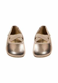 Pereche de balerini metalizați aur roz, cu barete elastice în cruce și finisaj texturat, văzuți din față pe un fundal alb.