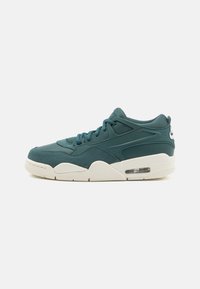 Türkiissneaker, millel on sametise ja võrgu materjali kombinatsioon, madal disain, valge tallaga, millel on nähtav õhuelement, ja sinised paelad.