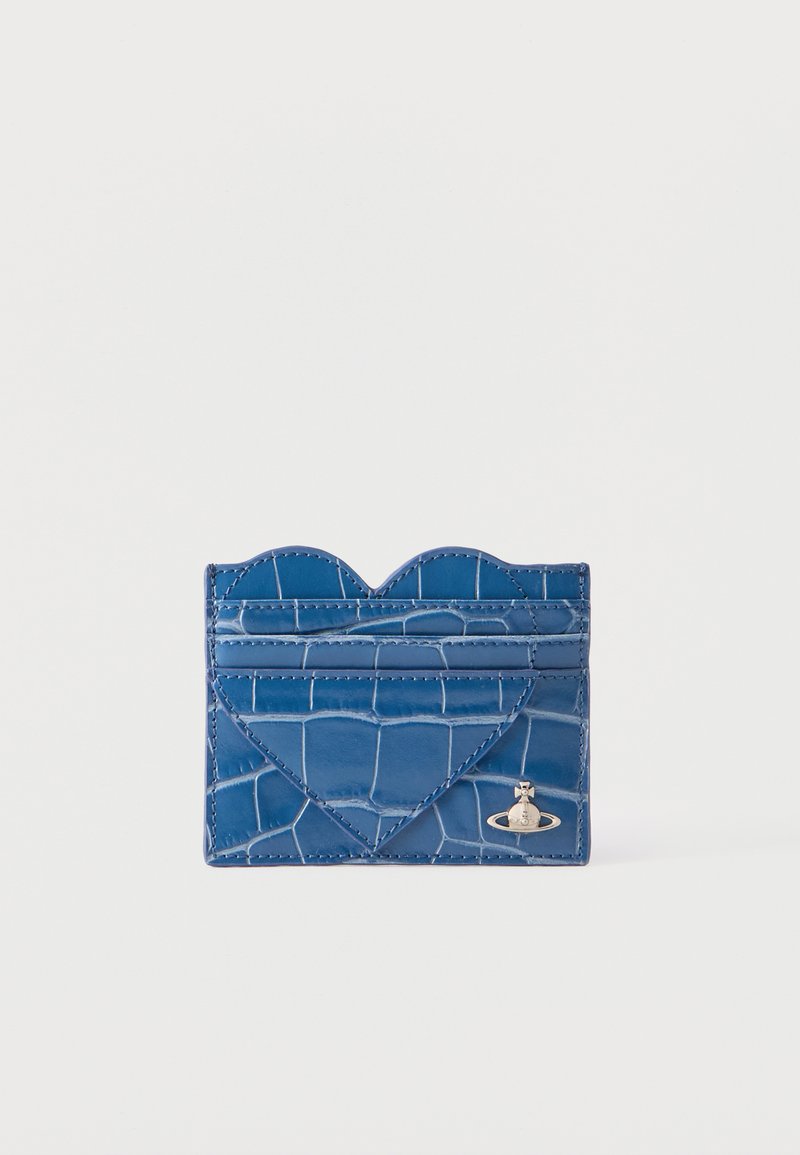 Μπλε πορτοφόλι για κάρτες από δέρμα με υφή κροκοδείλου, με λεπτομέρεια σε σχήμα καρδιάς και μικρό ασημένιο έμβλημα πλανήτη στο μπροστινό μέρος.