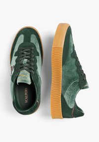 Zapatillas de ante verde con paneles texturizados, cordones negros y suela de goma. Presenta un logotipo sutil y lengüeta acolchada.