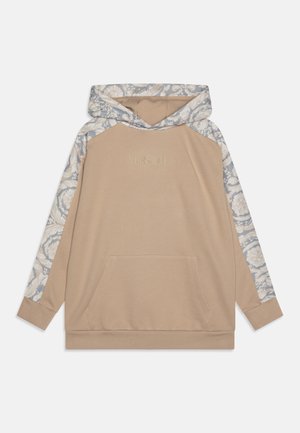 Sudadera beige con capucha y mangas de estampado floral azul, con un bolsillo frontal y un logo bordado en un tono más claro.