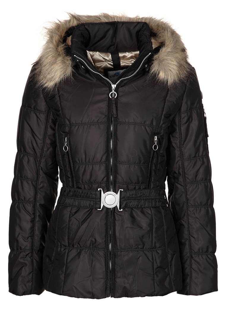 Chaqueta negra acolchada con capucha de piel sintética, que cuenta con un cierre frontal, bolsillos laterales y un cinturón decorativo con hebilla plateada en la cintura.