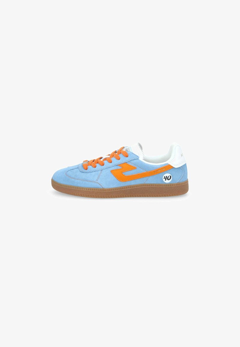 Basket en suède bleu clair avec des accents orange, dotée de tissu blanc autour du col et d'une semelle en caoutchouc marron. Le numéro "40" est imprimé sur le côté.