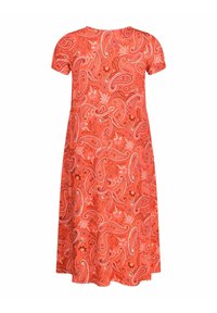 Czerwona sukienka w wzór paisley z krótkimi rękawami, o długości do kolan, z miękkiej tkaniny i kwiatowymi akcentami w całym wzorze.