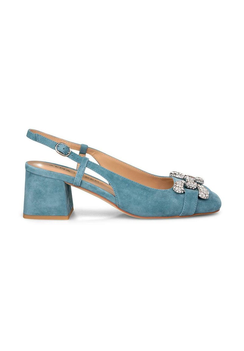 Scarpa slingback in suede teal con punta tonda, tacco a blocco e dettaglio decorativo di fiocco in strass sul davanti. Inclusa una pratica cinturino regolabile per la caviglia.