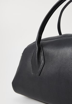 Bolsa de couro preta com superfície texturizada, forma arredondada e duas alças resistentes. Acentuada com um detalhe hexagonal na lateral.