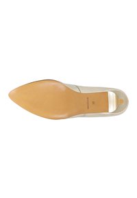 Scarpa a punta con tacco basso in materiale sintetico crema, suola beige e suola testurizzata. Presenta un contrafforte posteriore e imbottitura interna.