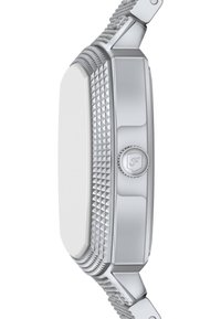 Montre en argent avec un cadran texturé à motif de diamant, cadran blanc plat et bracelet en maille. Dispose d'un bouton latéral avec un logo en relief.