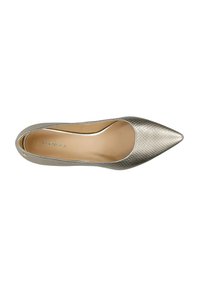 Ballerina a punta in materiale metallico argentato con texture; fodera interna liscia e un logo del marchio discreto sul lato.
