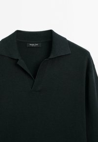 Donkergroen katoenen polo met een zachte textuur, met een geribde kraag, korte sluiting en een label met "Massimo Dutti".